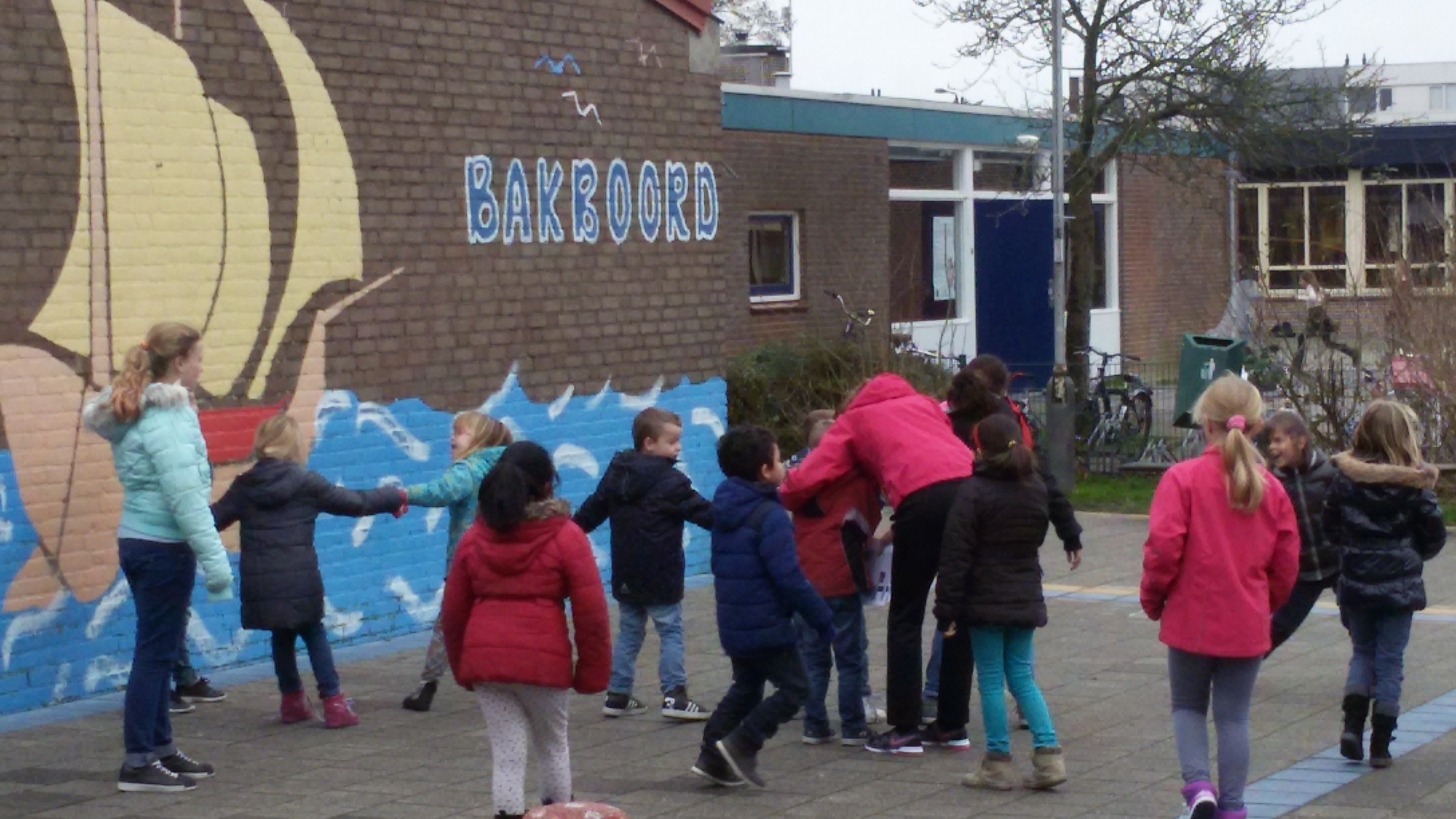 Buiten spelen met juf Anouk