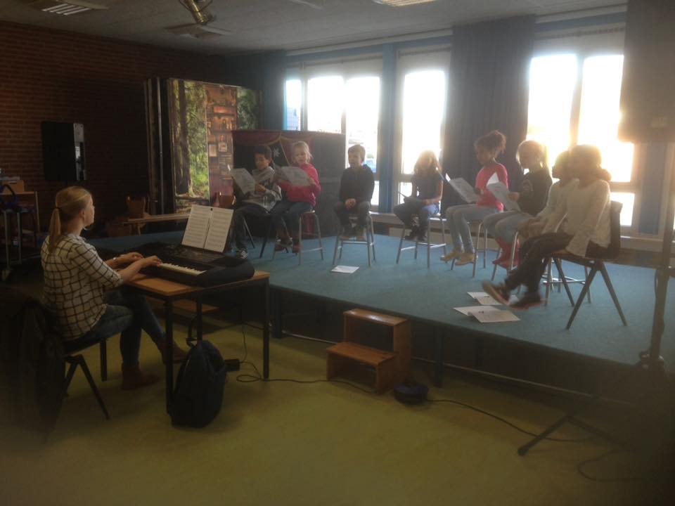 Kom in de kerststemming en zing op 18 december mee in het groot Cool-School-Kerstkoor!